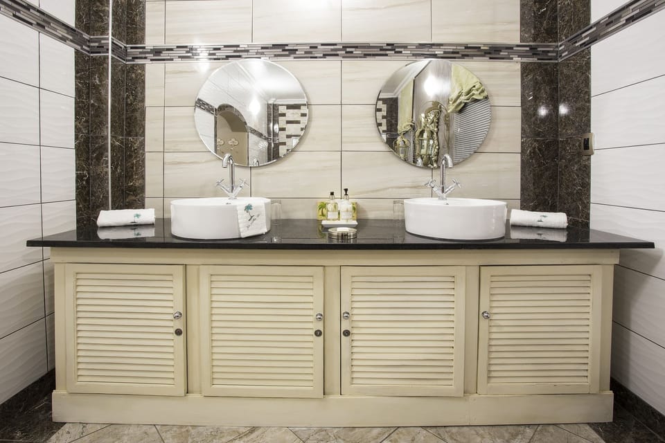 Honeymoon Studio Suite | Bathroom sink