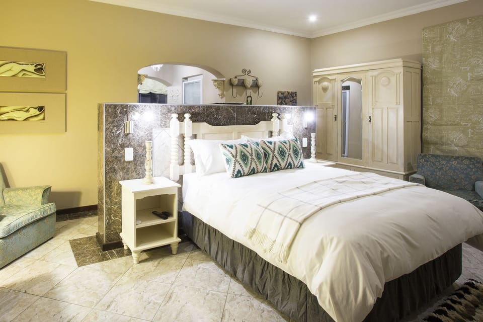 Honeymoon Studio Suite | Premium bedding, minibar, in-room safe, desk
