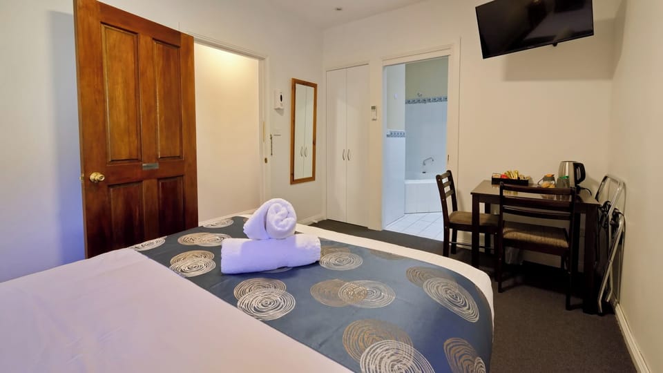 Comfort Room (Iris) | Blackout drapes, iron/ironing board, free WiFi, bed sheets