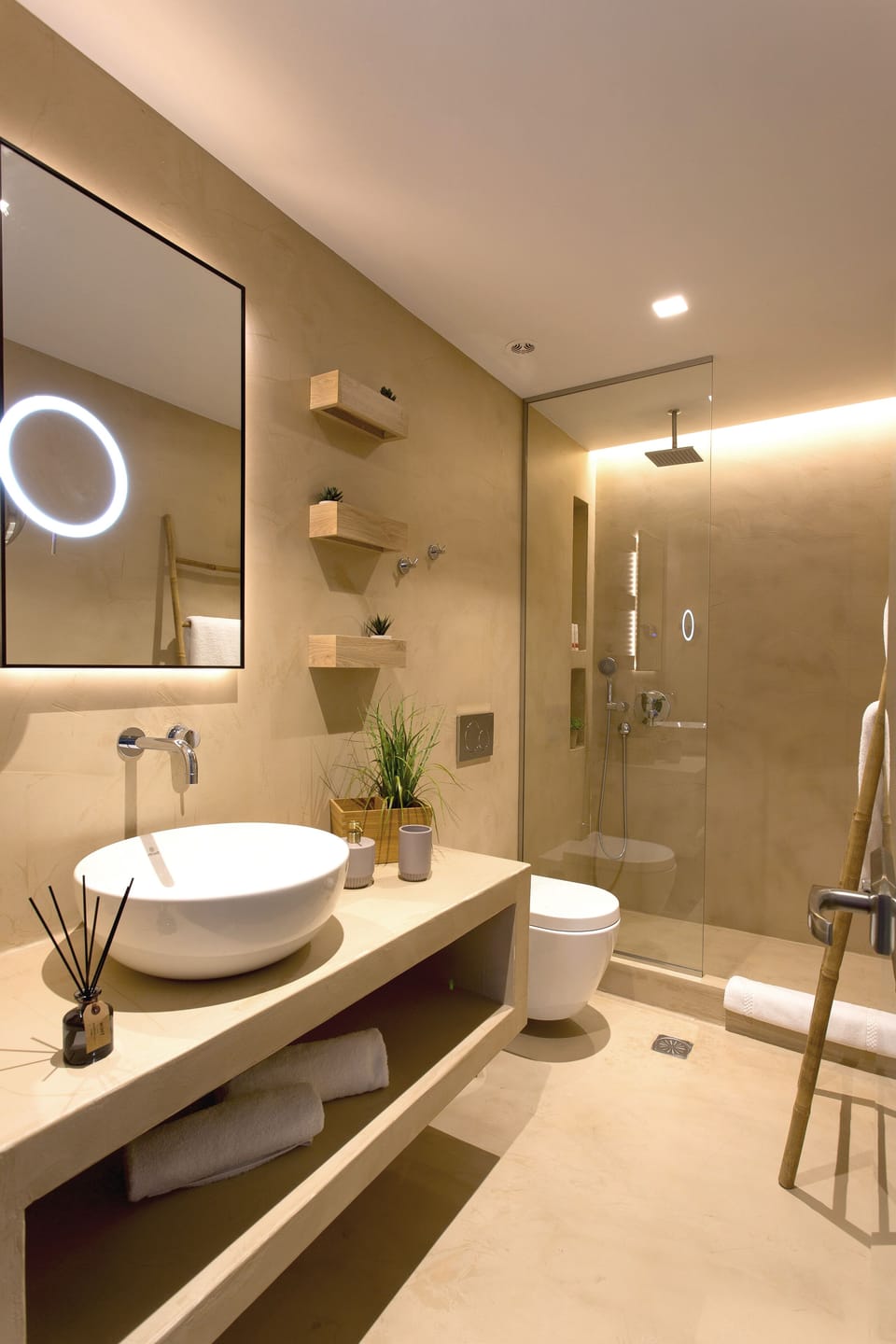 Deluxe Queen Suite | Bathroom sink