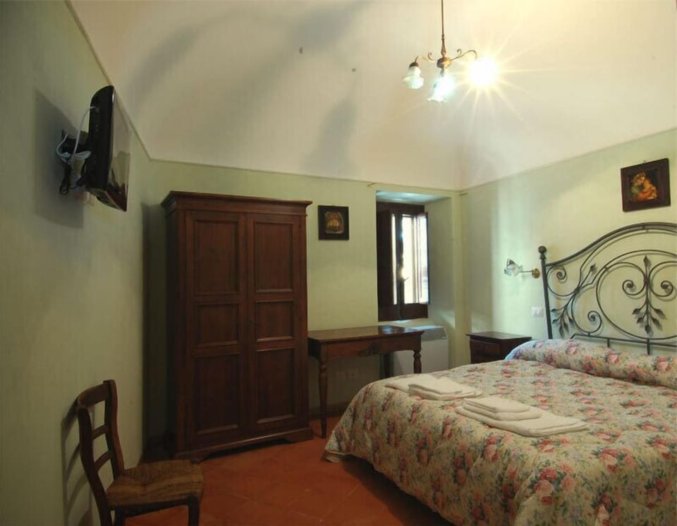 Double or Twin Room | Free cribs/infant beds, free WiFi, bed sheets