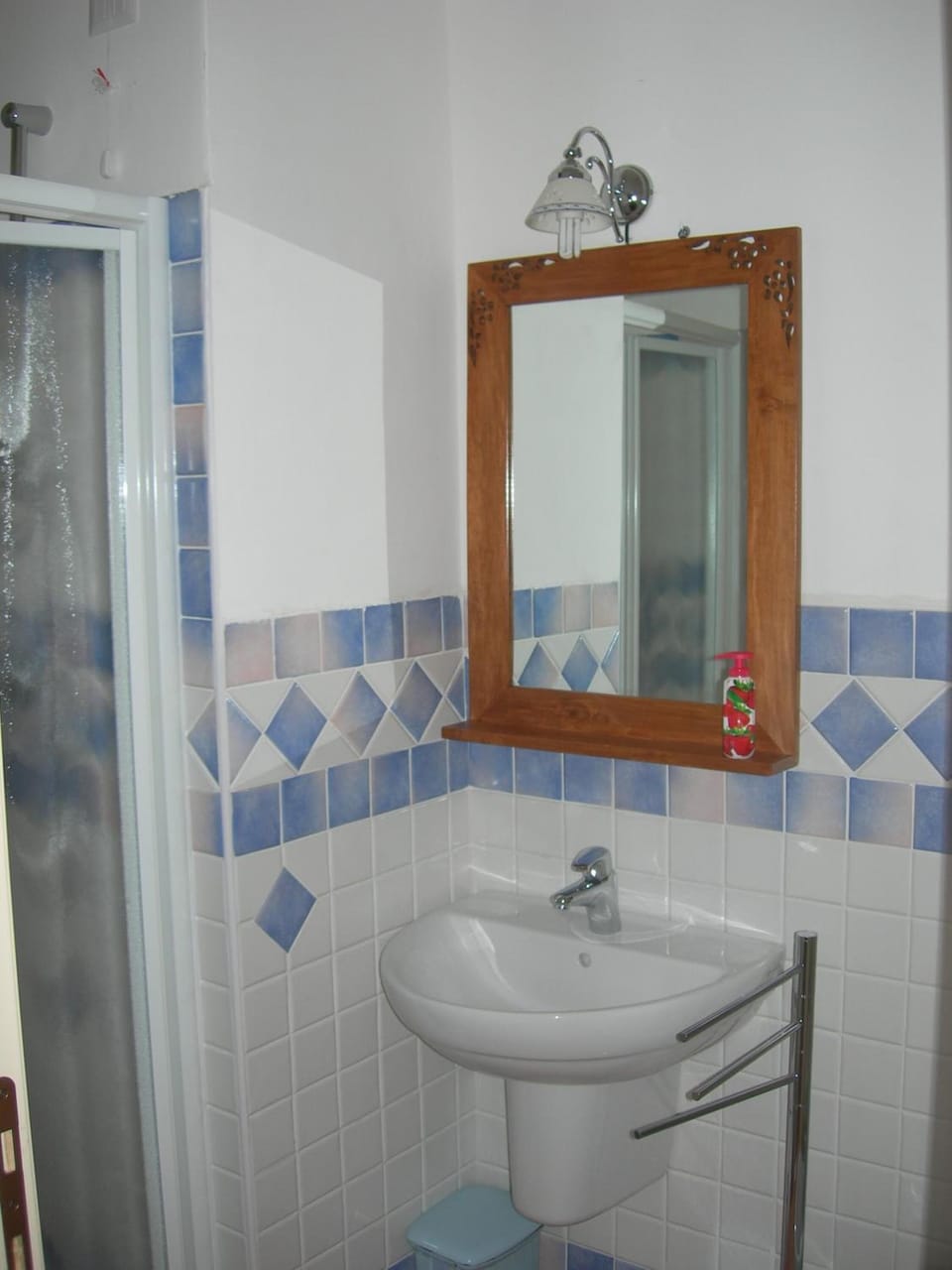 Shower, free toiletries, hair dryer, bidet