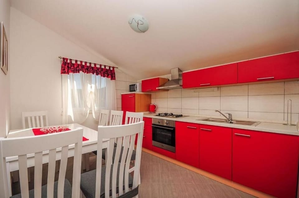 House | Private kitchen | Fridge, microwave, oven, stovetop