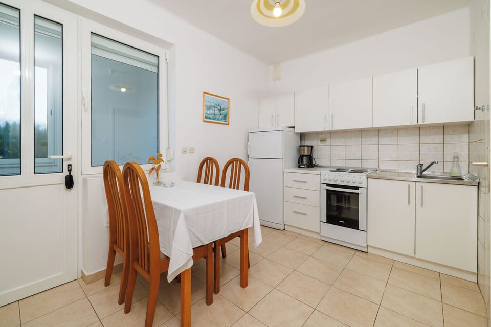 Apartment (A1) | Private kitchen | Fridge, oven, stovetop, cookware/dishes/utensils