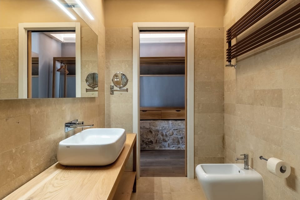 Comfort Double Room | Bathroom | Shower, rainfall showerhead, free toiletries, hair dryer