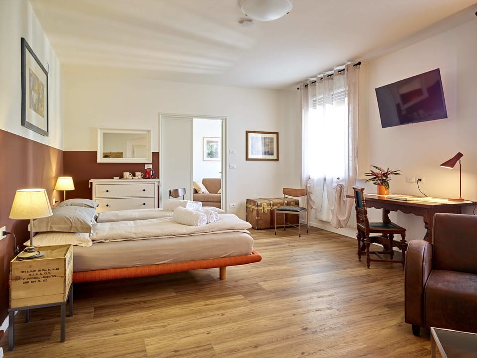 Junior Suite, Ensuite | Desk, laptop workspace, free WiFi, bed sheets