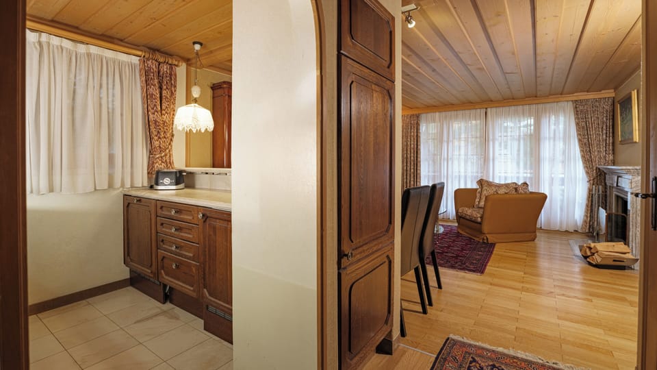 Kisseye Alpenrose - Two-Bedroom Apartment (1st floor) | Soundproofing, travel crib, rollaway beds (free), WiFi (free)