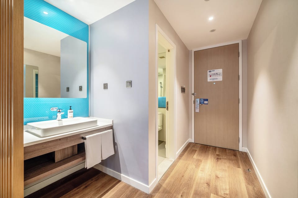 Standard Room, 1 King Bed (Extra Floor Space) | Bathroom | Shower, rainfall showerhead, designer toiletries, hair dryer