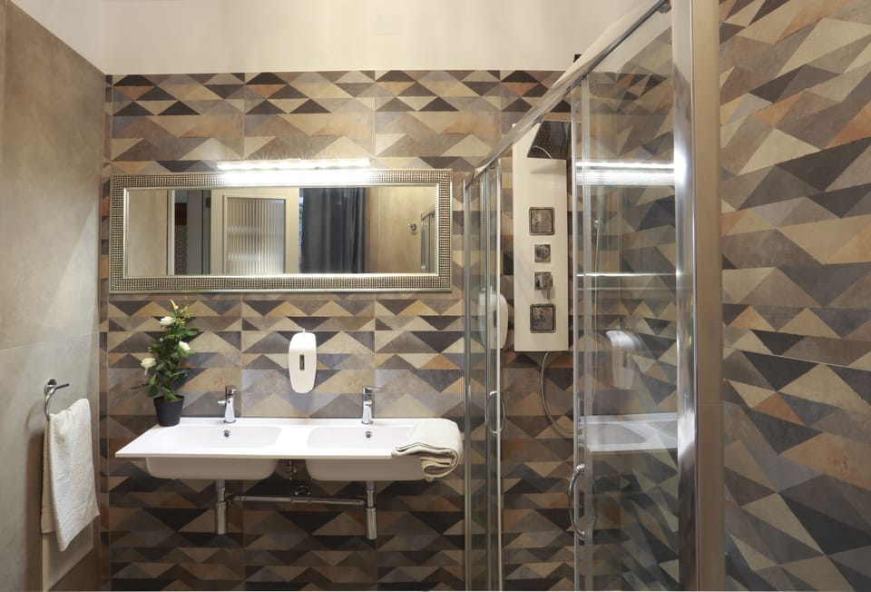 Comfort Double or Twin Room | Bathroom | Shower, free toiletries, hair dryer, bidet