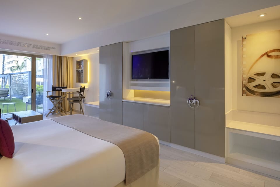 STAR Class Junior Suite Swim Out | Premium bedding, in-room safe, desk, laptop workspace