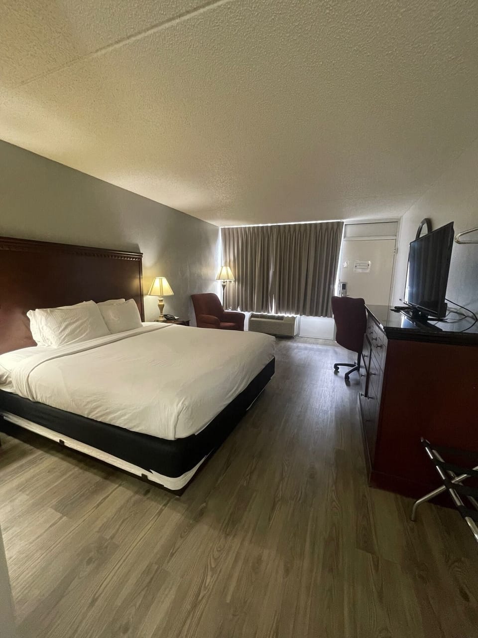 Standard Room, 1 King Bed, Non Smoking | Pillowtop beds, desk, free WiFi, bed sheets
