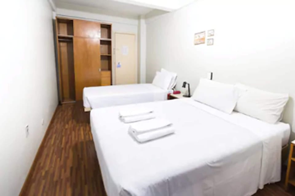 Deluxe Triple Room | Desk