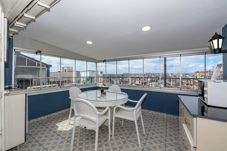L) SUITE WITH CITY VIEW | Living area | 42-inch LED TV with satellite channels, TV