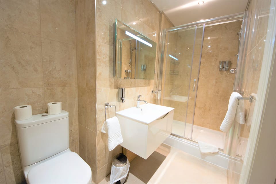 Standard Room, 2 Twin Beds | Bathroom | Hair dryer, towels