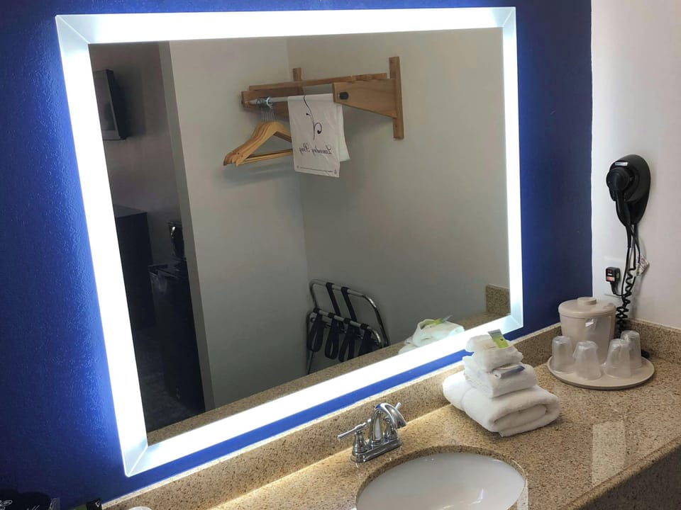 Combined shower/tub, free toiletries, hair dryer, towels