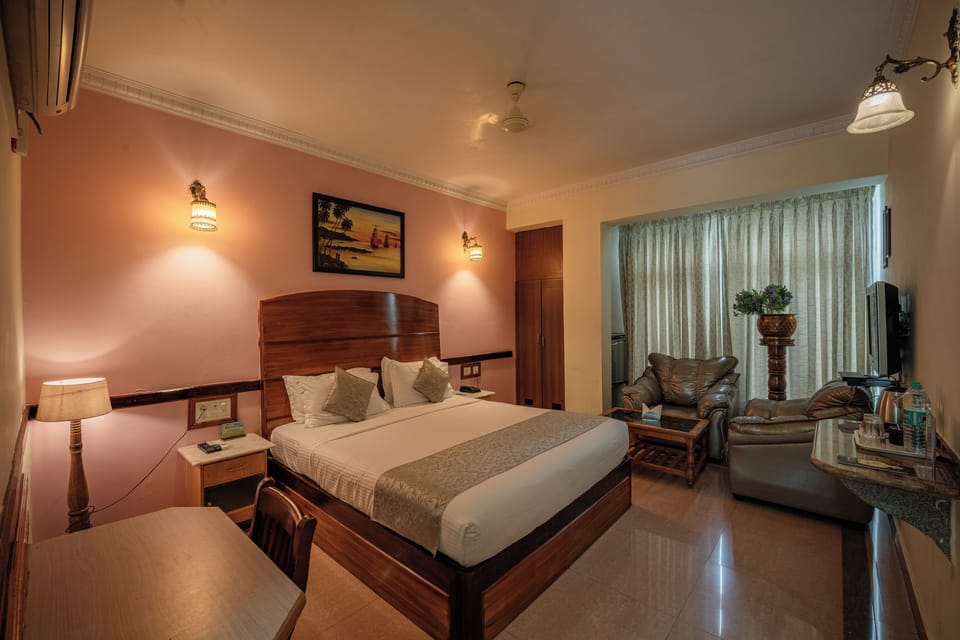 Deluxe Double Room | Minibar, individually decorated, individually furnished, desk