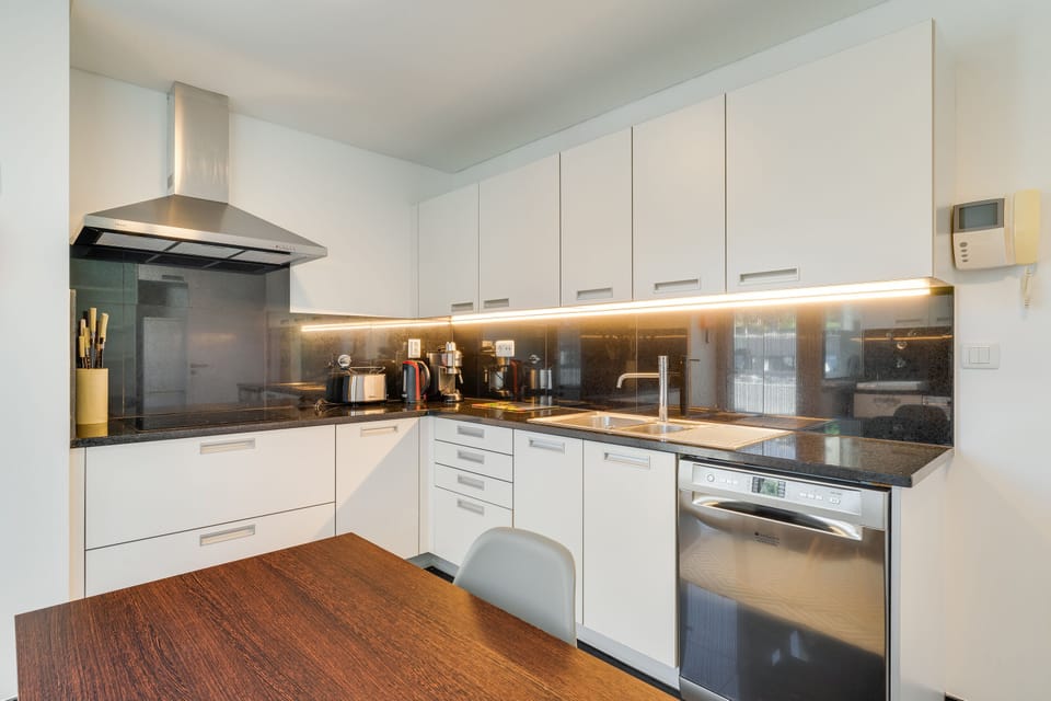 Apartment, 2 Bedrooms, Non Smoking | Private kitchen | Full-size fridge, microwave, oven, stovetop