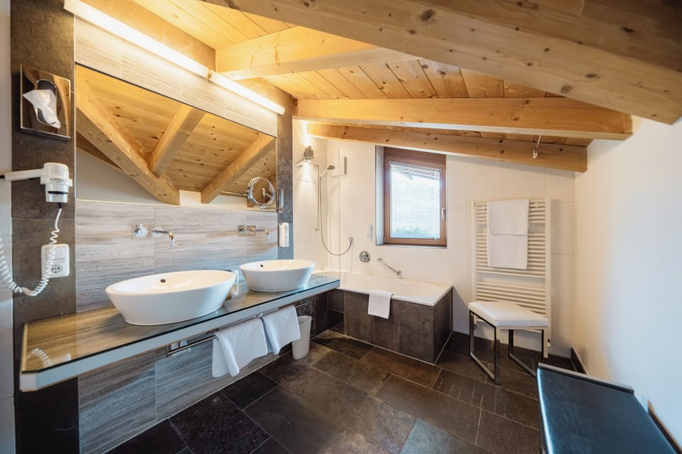 Suite | Hypo-allergenic bedding, in-room safe, individually decorated