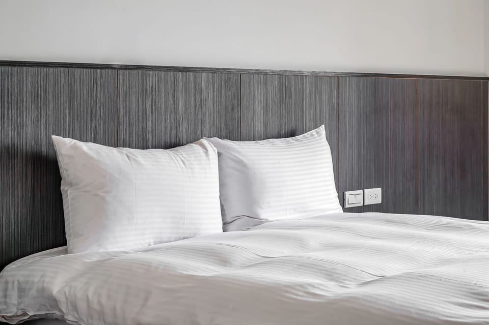 Lake View Family Room | Blackout drapes, soundproofing, free WiFi, bed sheets