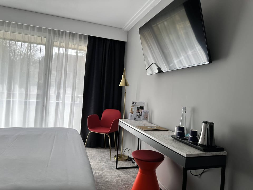 Design Room, Park View | Desk, soundproofing, iron/ironing board, free cribs/infant beds