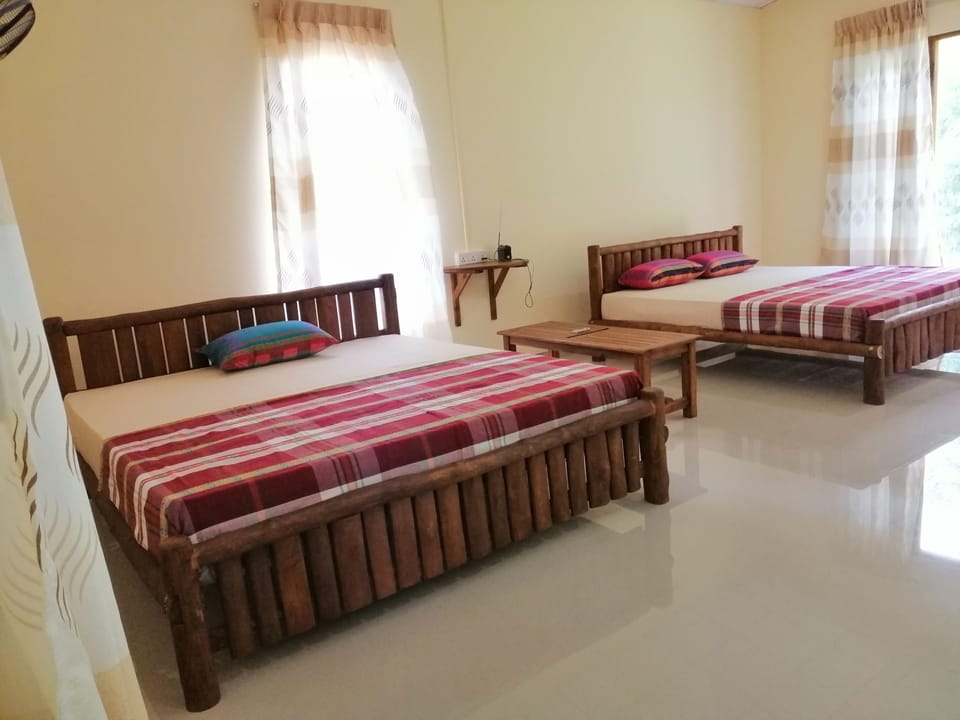 Family Cottage | Desk, free WiFi