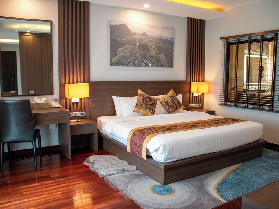 Tmark Suite | Minibar, in-room safe, individually furnished, desk