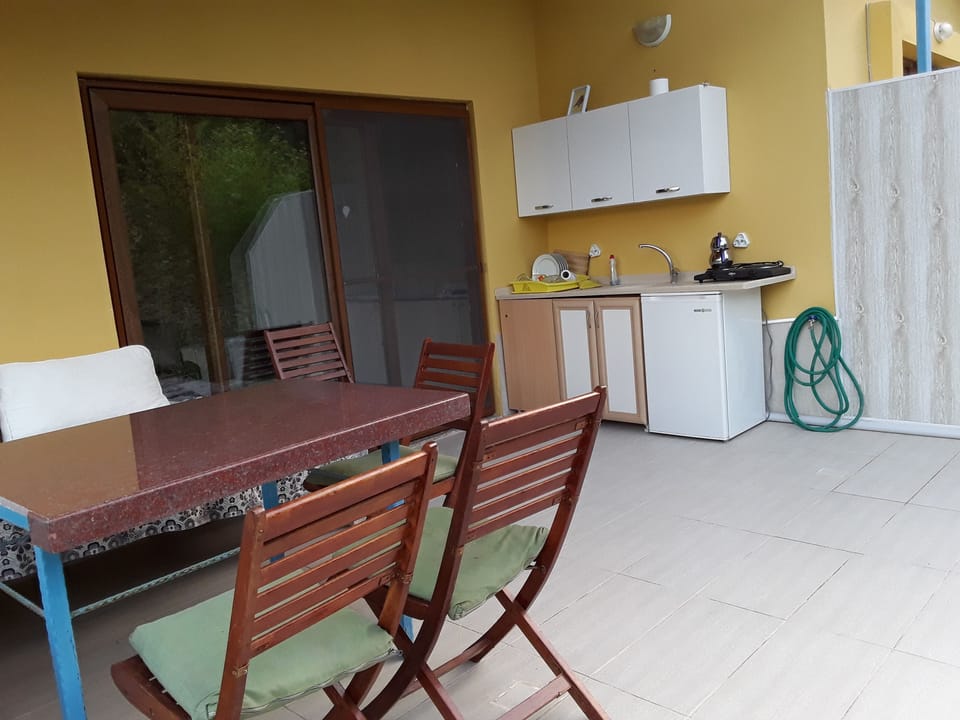 Deluxe Apartment, 1 Bedroom, Mountain View | Private kitchenette | Full-size fridge, stovetop, electric kettle, cookware/dishes/utensils