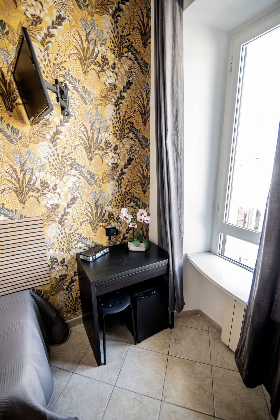 Standard Single Room | Premium bedding, in-room safe, desk, WiFi (free)