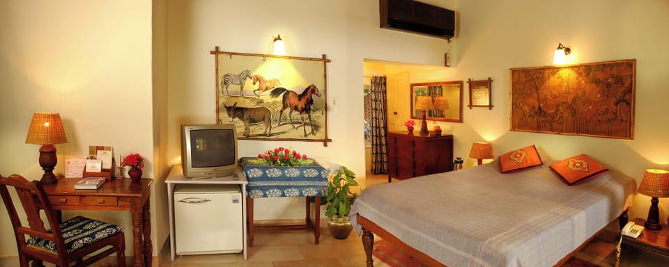 Cottage | In-room safe, desk, blackout drapes, iron/ironing board (on request)