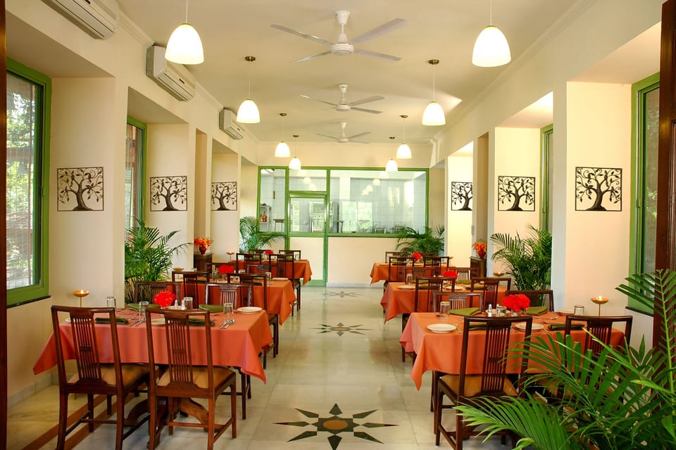 2 restaurants; breakfast, lunch, and dinner served