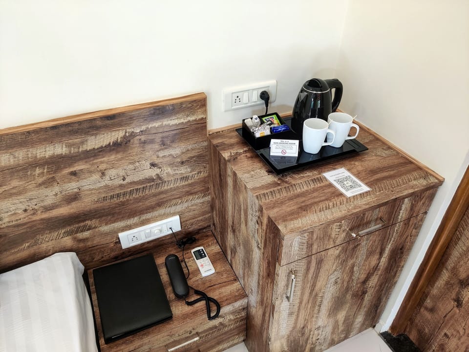 Deluxe Room, 1 King Bed, Garden View | Coffee and/or coffee maker