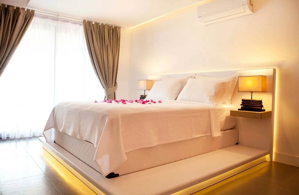 Deluxe Double Room | 1 bedroom, hypo-allergenic bedding available, memory foam beds, minibar