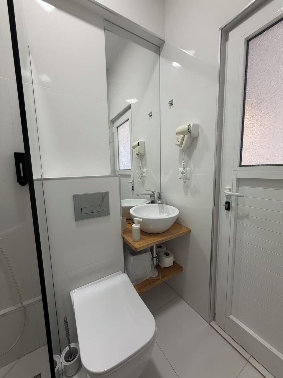 Panoramic Room | Bathroom | Shower, bidet, towels