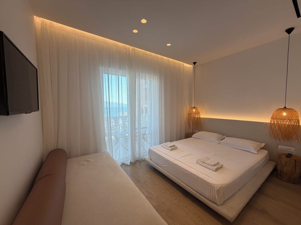 Panoramic Room | Soundproofing, iron/ironing board (on request), WiFi (free), bed sheets