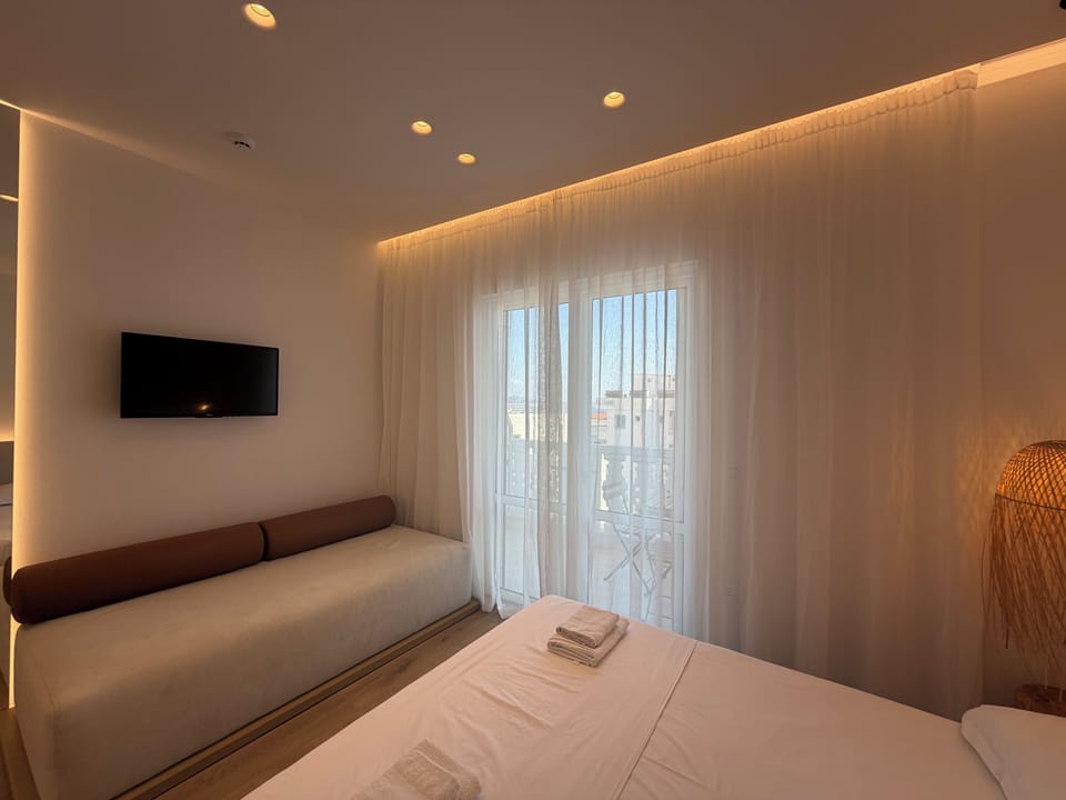 Panoramic Room | Soundproofing, iron/ironing board (on request), WiFi (free), bed sheets