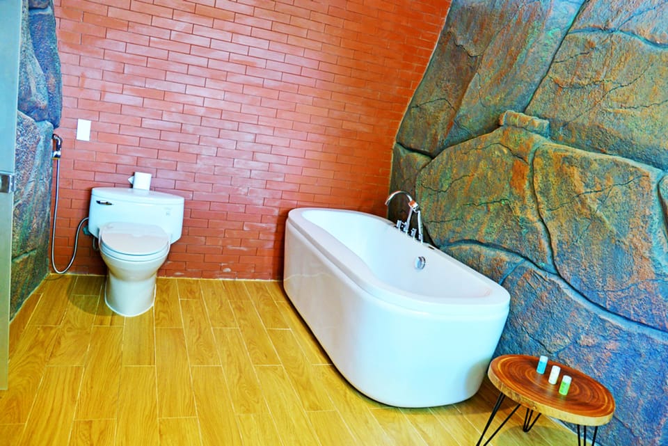 Double Bungalow With Garden & Pool View | Bathroom | Shower, rainfall showerhead, free toiletries, hair dryer