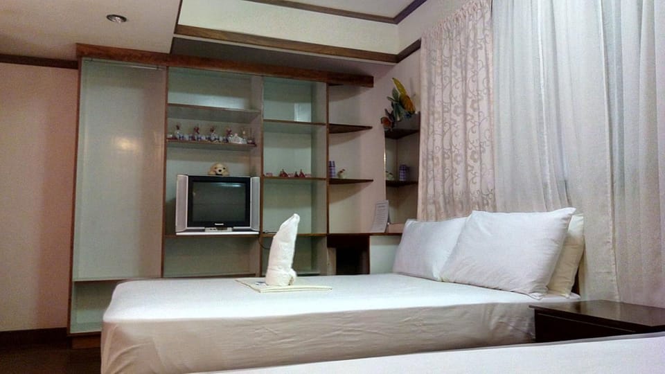 Triple Room | Desk, laptop workspace, bed sheets