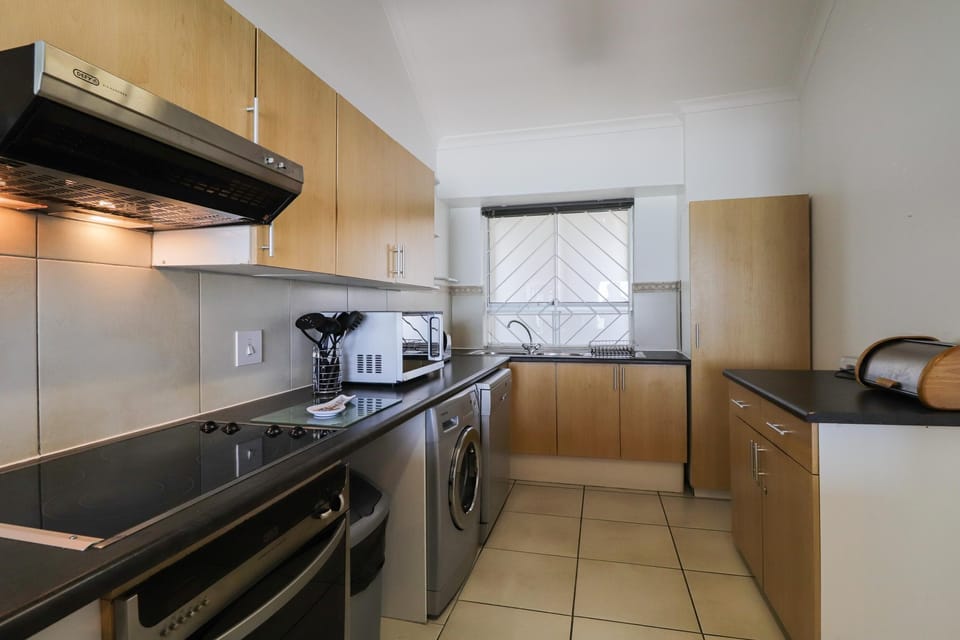 Apartment (2 Bedrooms) | Private kitchen | Full-size fridge, microwave, oven, stovetop