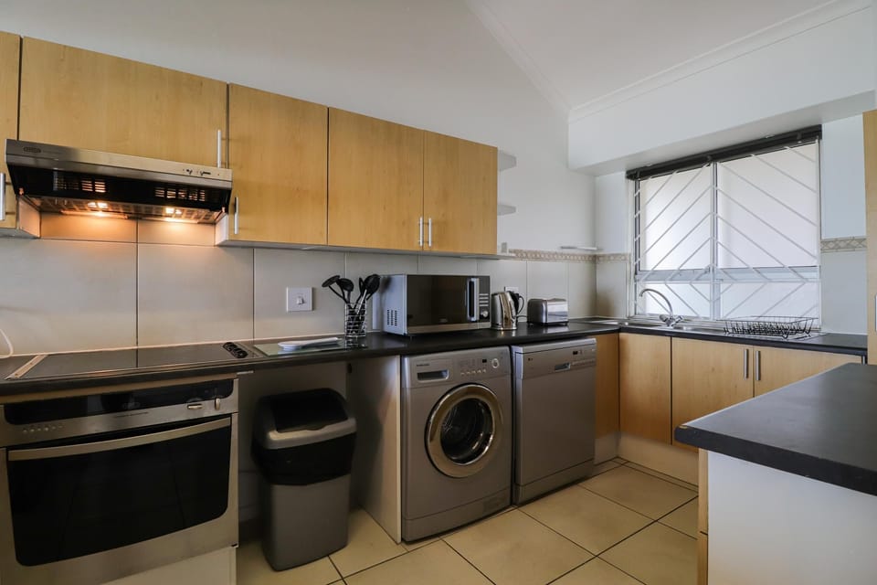 Apartment (2 Bedrooms) | Private kitchen | Full-size fridge, microwave, oven, stovetop