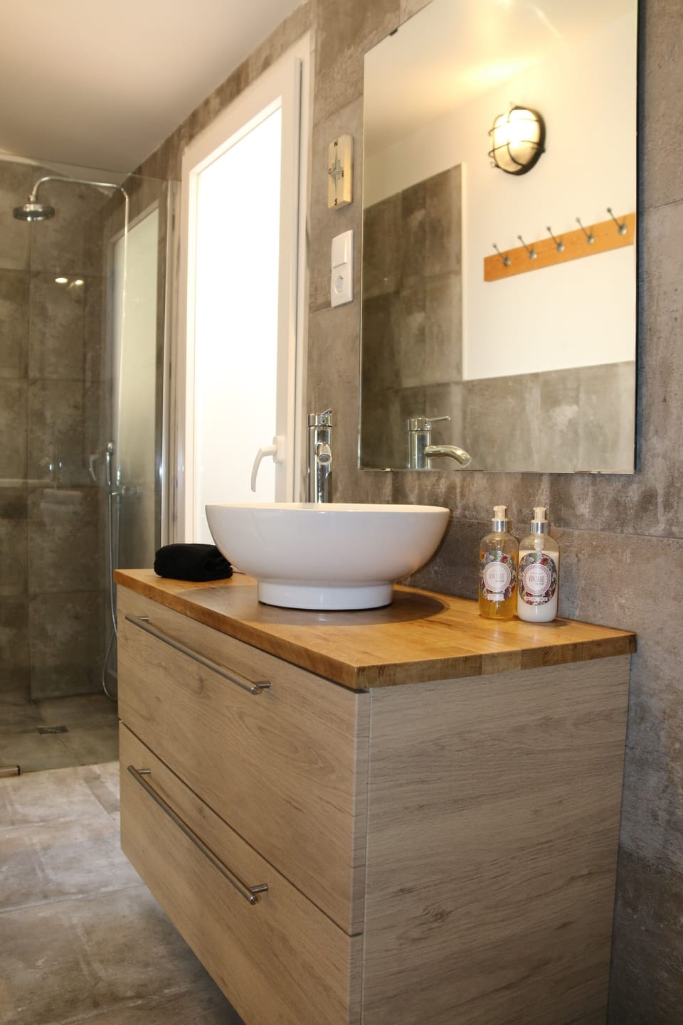 Superior Suite, 1 Double Bed, Annex Building | Bathroom | Hair dryer, towels, soap, shampoo