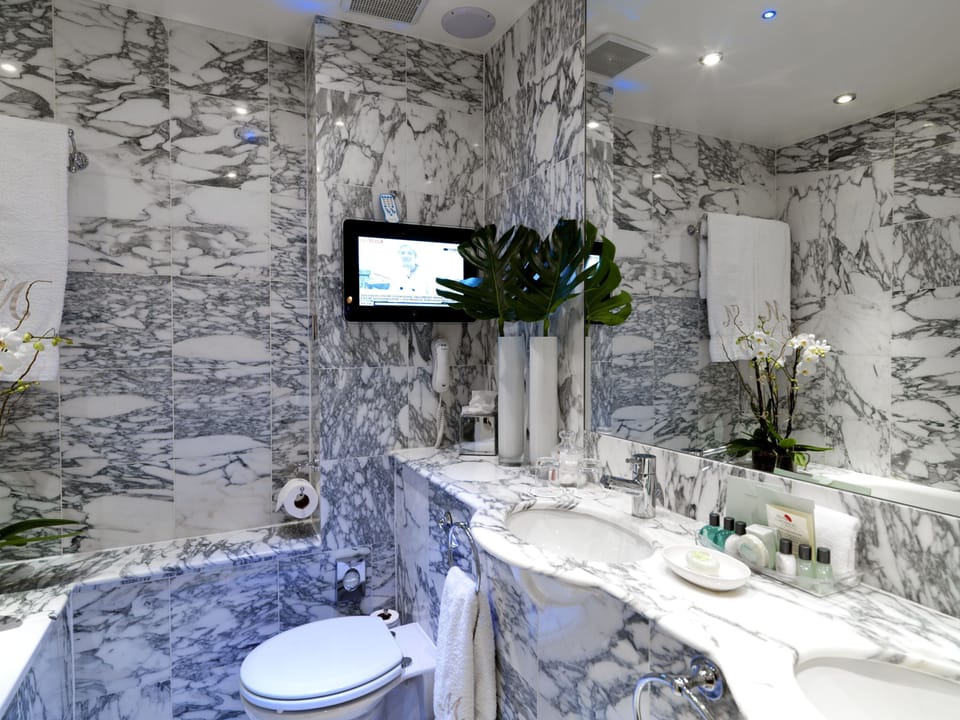 Suite (9) Master) | Bathroom | Combined shower/tub, designer toiletries, hair dryer, bathrobes