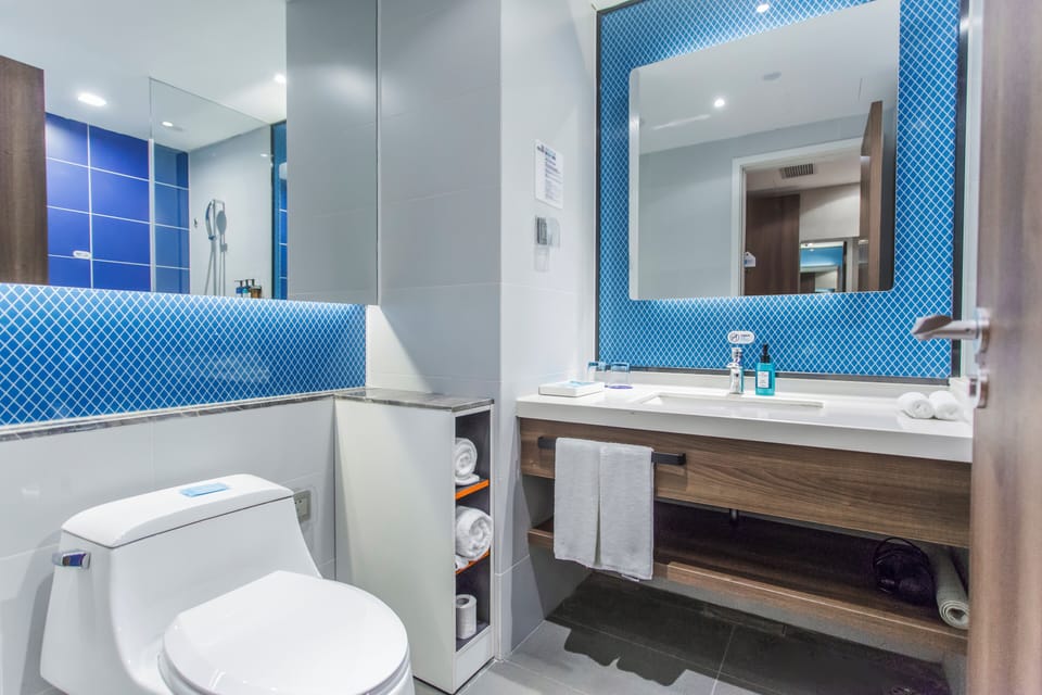 Standard Room, 1 King Bed (Extra Floor Space) | In-room safe, desk, blackout drapes, iron/ironing board