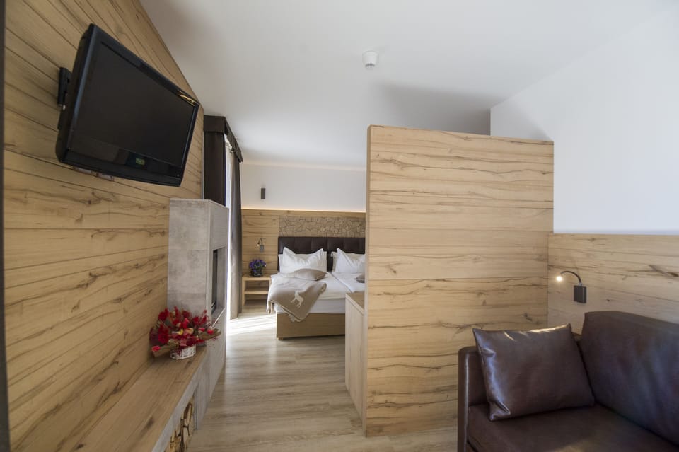 Junior Suite (Mountain) | In-room safe, desk, laptop workspace, blackout drapes