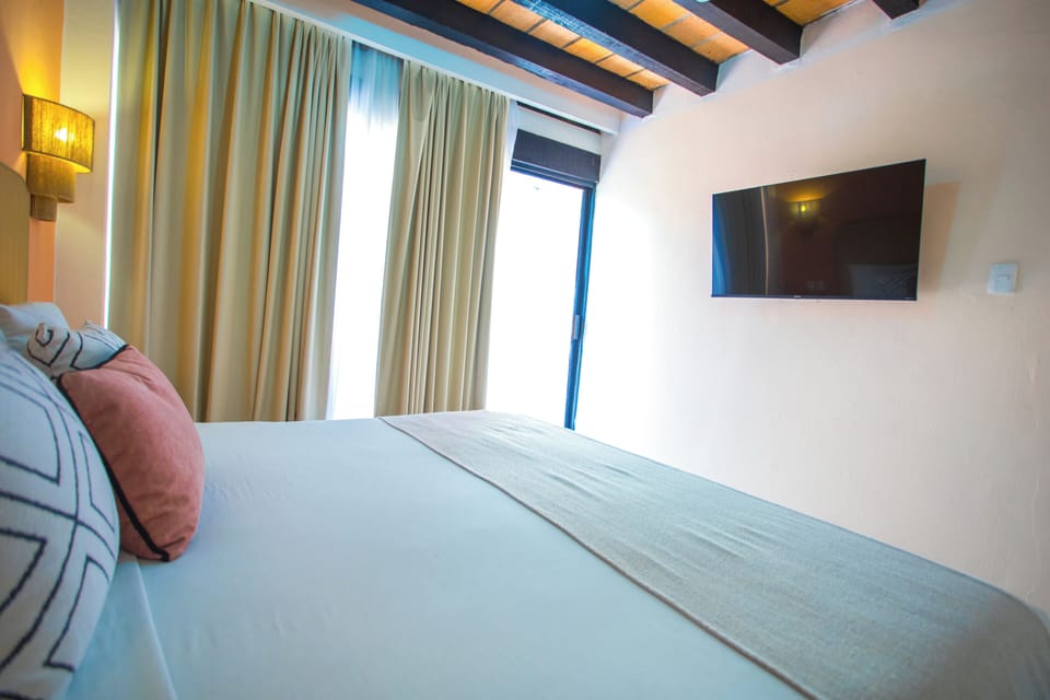 Grand Suite | Hypo-allergenic bedding available, down comforters, Select Comfort beds