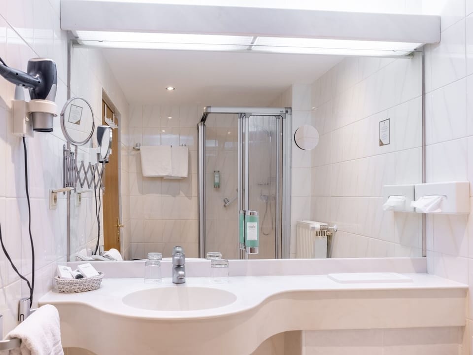 Superior Double Room | Bathroom | Hair dryer, towels
