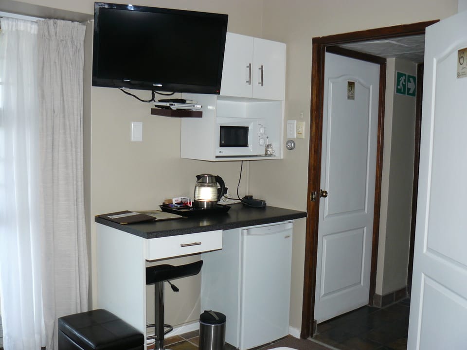 ROOM 7 Luxury | Private kitchenette | Fridge, coffee/tea maker, electric kettle, cookware/dishes/utensils