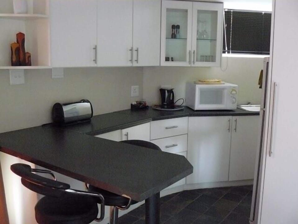 ROOM 5 Budget Room Shared Bathroom | Private kitchenette | Fridge, coffee/tea maker, electric kettle, cookware/dishes/utensils