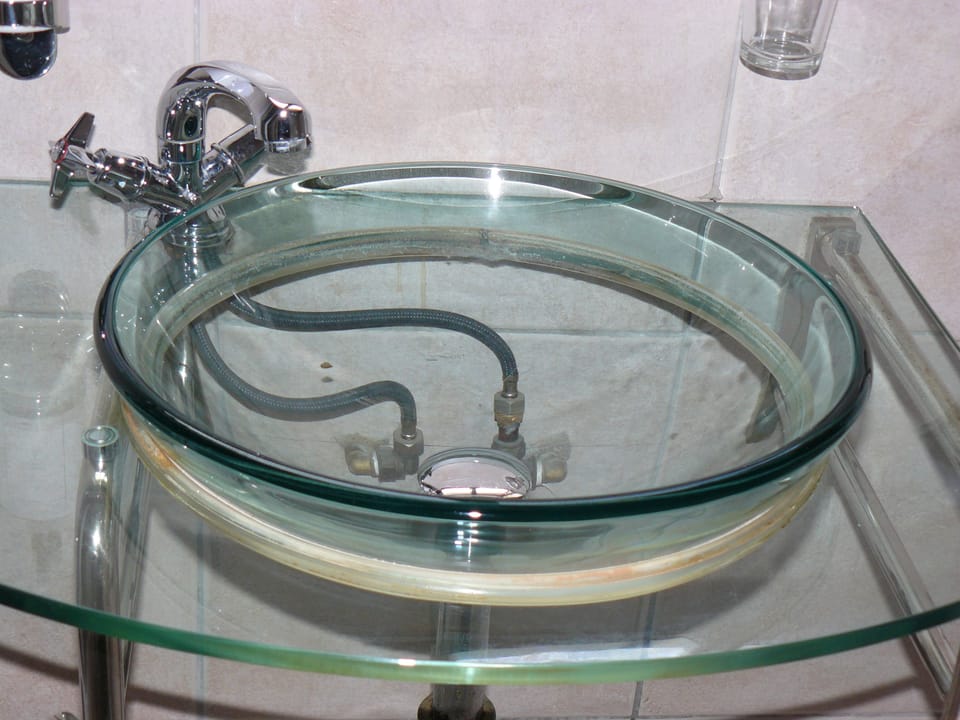 ROOM 5 Budget Room Shared Bathroom | Bathroom sink