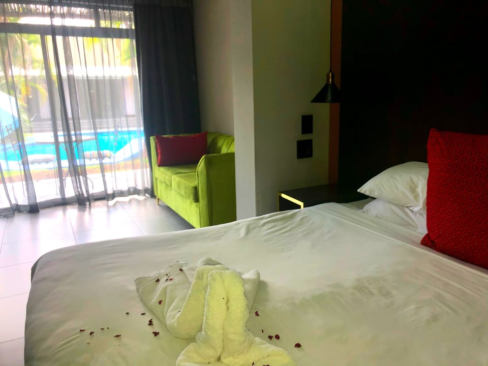 Standard Room, 2 Twin Beds, Pool Access, Pool View | Minibar, individually decorated, individually furnished, bed sheets