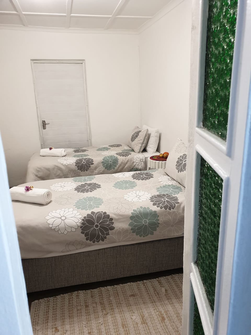 Room, Shared Bathroom (Rottie) | Desk, iron/ironing board (on request), WiFi (free), bed sheets